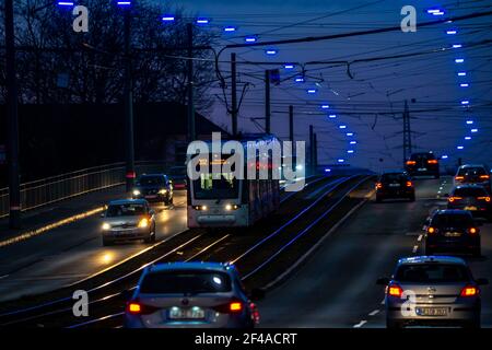 Il Blue Ribbon, un'installazione leggera lungo Kurt-Schumacher-Strasse, a Gelsenkirchen Schalke, lungo 2.7 KM, organizzata dalla Schalker Markt Foundation Foto Stock