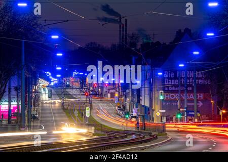 Il Blue Ribbon, un'installazione leggera lungo Kurt-Schumacher-Strasse, a Gelsenkirchen Schalke, lungo 2.7 KM, organizzata dalla Schalker Markt Foundation Foto Stock