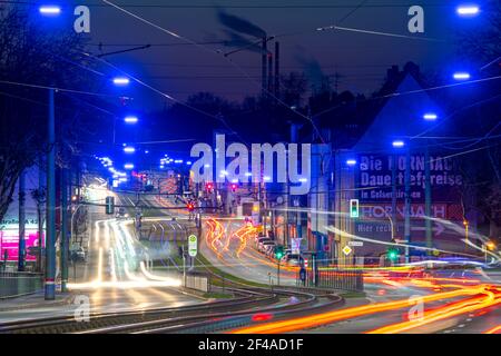 Il Blue Ribbon, un'installazione leggera lungo Kurt-Schumacher-Strasse, a Gelsenkirchen Schalke, lungo 2.7 KM, organizzata dalla Schalker Markt Foundation Foto Stock