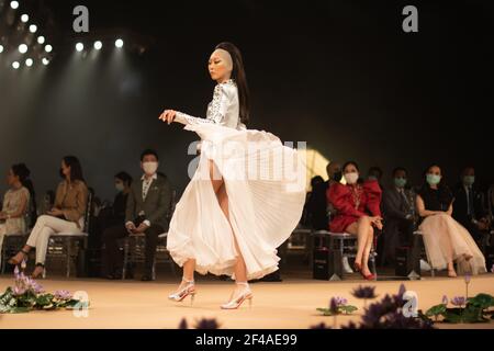 Bangkok, Bangkok, Thailandia. 18 Marzo 2021. Un modello presenta la collezione NEFRERETTA (Neferretta) durante la Primavera-Estate 2021 di Sirivannavari presso il Siam Paragon Shopping Centre. Credit: Amphol Thongmueangluang/SOPA Images/ZUMA Wire/Alamy Live News Foto Stock