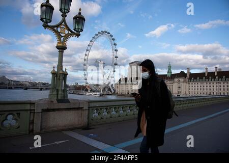 Londra, Regno Unito, 19 marzo 2021, Pedestrian indossare maschera di protezione Credit: Loredana Sangiuliano/Alamy Live News Foto Stock