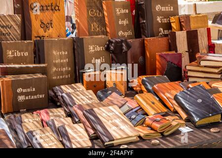 Cortona, Italia. Diari, diari, ecc. legati alla pelle, in vendita in un mercato all'aperto. Foto Stock