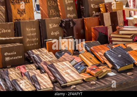 Cortona, Italia. Diari, diari, ecc. legati alla pelle, in vendita in un mercato all'aperto. Foto Stock