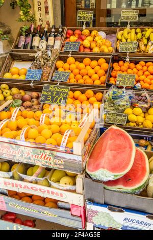 Cortona, Italia. Frutta in vendita in un piccolo mercato italiano. Foto Stock