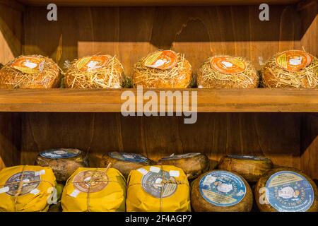 Pienza, Toscana, Italia. Il pecorino di Pienza è un gustoso formaggio a base di latte di pecora, rinomato in tutto il mondo e delizioso, in vendita in un mercato locale Foto Stock
