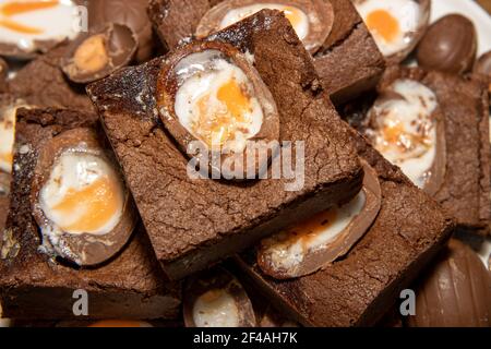 Un piatto di deliziosa crema di cioccolato brownies uova di pasqua, cioccolato uova di pasqua Foto Stock