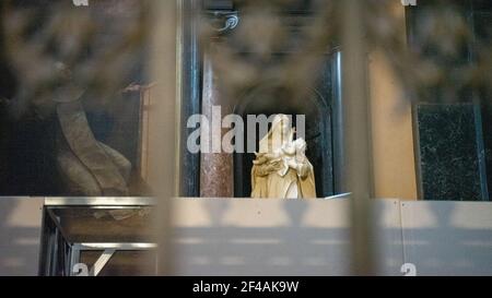 Piccola statua della Vergine Maria e del Bambino nella cattedrale cattolica di Cracovia, Polonia, incorniciata all'interno di elementi in marmo sfocato di design interno. Foto Stock