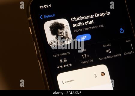 L'icona dell'app Clubhouse viene visualizzata sull'App Store su un iPhone il 5 febbraio 2021. Clubhouse è un'applicazione di social networking audio-chat solo su invito. Foto Stock