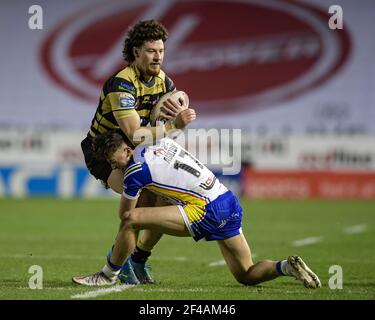 Warrington, Regno Unito. 19 marzo 2021. Blake Wallace (6) di Leigh Centurions è stato affrontato da Matty Ashton (17) di Warrington Wolves a Warrington, Regno Unito, il 3/19/2021. (Foto di Simon Whitehead/News Images/Sipa USA) Credit: Sipa USA/Alamy Live News Foto Stock