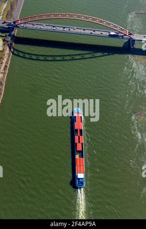 Fotografia aerea, , Ponte di solidarietà e nave portacontainer sul Reno, Hochfeld, Duisburg, zona Ruhr, Renania settentrionale-Vestfalia, Germania, navigazione interna Foto Stock