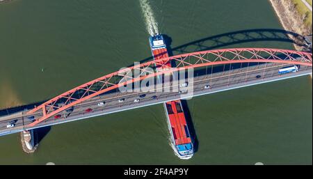 Fotografia aerea, , Ponte di solidarietà e nave portacontainer sul Reno, Hochfeld, Duisburg, zona Ruhr, Renania settentrionale-Vestfalia, Germania, navigazione interna Foto Stock