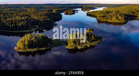 Panorama di due isole chiamato Muutosaaret vicino Leppävirta a Savo Finlandia fotografata con un drone Foto Stock