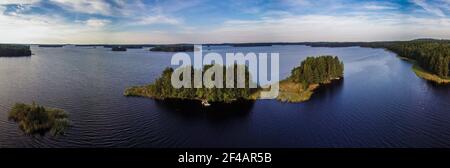 Panorama di due isole chiamato Muutosaaret vicino Leppävirta a Savo Finlandia fotografata con un drone Foto Stock