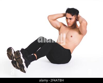 Modello di fitness che si allenano siede e crunches Foto Stock