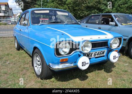 Un 1974 Ford Escort Mk1 parcheggiato sul display alla Riviera Classic Car Show, Paignton, Devon, Inghilterra. Regno Unito. Foto Stock