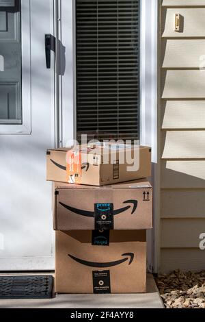 Vadnais Heights, Minnesota. Consegna Amazon. Pacchetti Amazon alla porta residenziale. Foto Stock