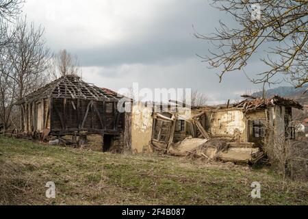 Rovinato casa devastato tradizionale serbo casa nel villaggio crollato e. non c'è gente in più - concetto di spopolamento della scena rurale Foto Stock