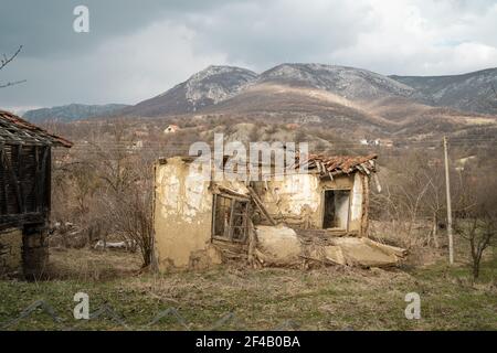 Rovinato casa devastato tradizionale serbo casa nel villaggio crollato e. non c'è gente in più - concetto di spopolamento della scena rurale Foto Stock