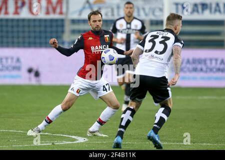 PARMA, ITALIA - MARZO 19: Milano Badelj di Genova e Juraj Kucka di Parma Calcio durante la Serie A partita tra Parma Calcio e Genova CFC allo Stadio E. Foto Stock