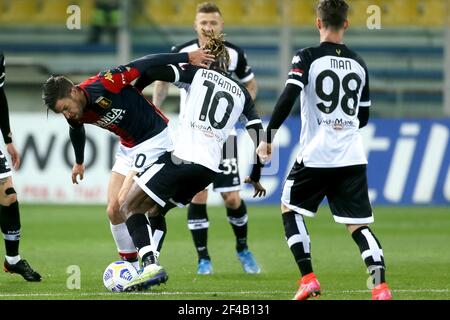 PARMA, ITALIA - MARZO 19: Kevin Strootman di Genova e Yann Karamoh di Parma Calcio combattono per il possesso durante la Serie A partita tra Parma Calcio Foto Stock