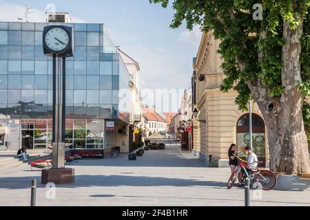 VUKOVAR, CROAZIA - 12 MAGGIO 2018: Sfocatura selettiva su giovani croati, adolescenti, ragazzi e ragazze, sulla vuota via Franjo Tudjman, la strada principale del Foto Stock