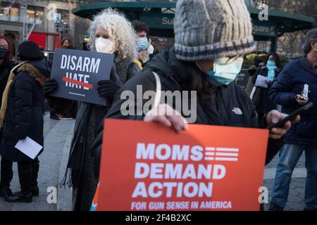 New York, Stati Uniti. 19 marzo 2021. I dimostranti partecipano a una veglia per piangere le vittime di Atlanta che sparano a Union Square a New York, Stati Uniti, il 19 marzo 2021. Il presidente degli Stati Uniti Joe Biden e il vicepresidente Kamala Harris hanno condannato la violenza anti-asiatica nel paese venerdì scorso, avvertendo contro il silenzio e la complicità in seguito agli sparatorie di questa settimana ad Atlanta, Georgia, in cui otto persone, tra cui sei donne asiatiche, sono state uccise. Credit: Michael Nagle/Xinhua/Alamy Live News Foto Stock