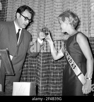 La principessa Cinestud 1963 Judith Bosch offre Godfried Bomans un bicchiere di ciliegia data 13 settembre, 1963 Foto Stock