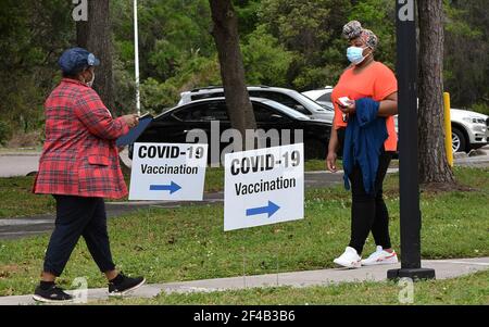 Orlando, Stati Uniti. 19 marzo 2021. Persone che camminano dentro e fuori in un sito di vaccinazione FEMA COVID-19 presso il Northwest Community Center. A causa della diminuzione della domanda di vaccinazioni COVID-19 da parte di persone di età pari o superiore a 60 anni, Florida Gov. Ron DeSantis ha ridotto il requisito di età a 50 anni e oltre a partire dal 22 marzo 2021. (Foto di Paul Hennessy SOPA Images/Sipa USA) Credit: Sipa USA/Alamy Live News Foto Stock