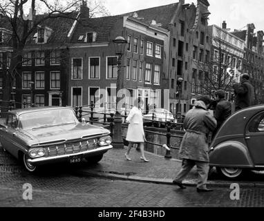 Le registrazioni di film per il film "la collana di diamanti". Sui ponti Reguliersgracht e Keizersgracht. Nicole Kari sul ponte data Aprile 10, 1963 Posizione Amsterdam, Olanda Settentrionale Foto Stock