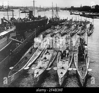 Sottomarini tedeschi in un porto. Fila anteriore (da sinistra a destra): U-22, U-20 (affondato la Lusitania), U-19 e U-21. Riga posteriore (da sinistra a destra): U-14, U-10 e U-12 ca. 1914-1915 Foto Stock