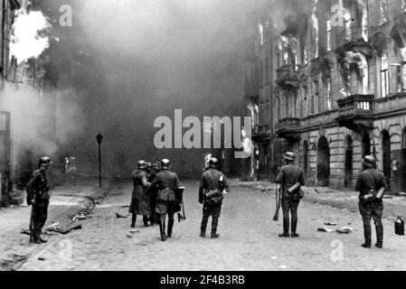 Stroop Report - Warsaw Ghetto Uprising - soldati nazisti che bruciano le proprietà nel ghetto di Varsavia ca. 1943 Foto Stock