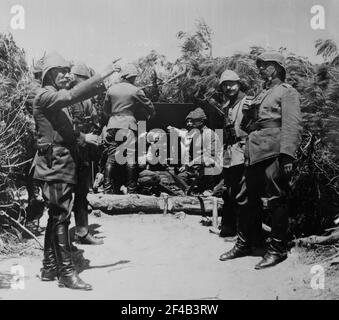 La fotografia mostra soldati ottomani e pistole durante la campagna di Gallipoli che ha avuto luogo sulla penisola di Gallipoli nell'Impero Ottomano (ora Gelibolu, Turchia) tra aprile 1915 e gennaio 1916 durante la prima guerra mondiale Foto Stock