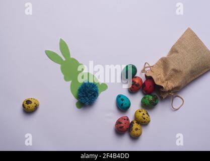 coniglietto verde e un sacchetto di uova di pasqua Foto Stock