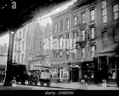 1341 Third Avenue, New York City, affittata dagli anarchici italiani che hanno piantato una bomba nella Cattedrale di San Patrizio il 2 marzo 1915 Foto Stock