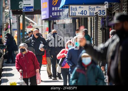 New York, Stati Uniti. 19 marzo 2021. Poliziotti pattugliano a Chinatown di New York, Stati Uniti, 19 marzo 2021. Il Dipartimento di polizia di New York ha rafforzato la sicurezza dei quartieri asiatici di New York come precauzione e come risposta diretta agli sparatorie di Atlanta, in cui otto persone, sei delle quali asiatiche e due bianche, sono state uccise. Credit: Michael Nagle/Xinhua/Alamy Live News Foto Stock