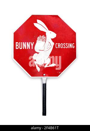 Stop bunny Crossing segno. Silhouette di coniglio con cestino riempito con uova di Pasqua. Il cartello di sosta a tema pasquale è usato per controllare il traffico. Rosso e bianco incontrati Foto Stock