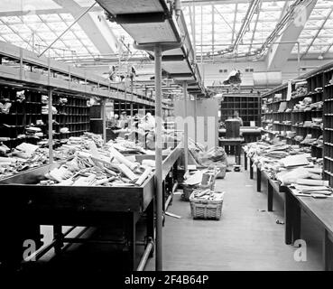 Posta non ordinata presso il Pennsylvania Terminal Post Office (General Post Office Building), ora chiamato James A. Farley Building , situato al 421 Eighth Avenue, New York City ca. 1914-1915 Foto Stock