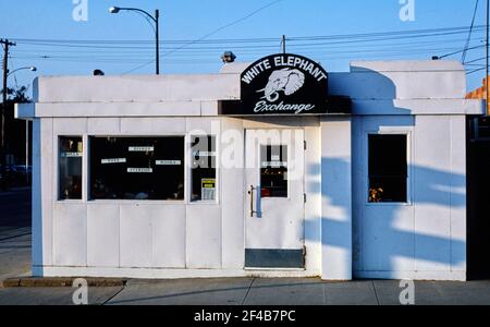 White Elephant Exchange (Valentine Diner) - Court Street - Beatrice - Nebraska ca. 1982 Foto Stock