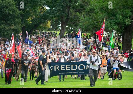 Melbourne, Australia. 20 Marzo 2021. I manifestanti si riuniscono nei giardini Flagstaff come parte di una protesta mondiale per la libertà contro la vaccinazione COVID-19. Marzo 20, Melbourne, Australia. Credit: Jay Kogler/Alamy Live News Foto Stock