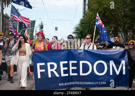 Melbourne, Australia. 20 Marzo 2021. I manifestanti si dirigono verso il Parlamento nell'ambito di una protesta mondiale per la libertà contro la vaccinazione COVID-19. Marzo 20, Melbourne, Australia. Credit: Jay Kogler/Alamy Live News Foto Stock