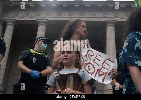 Melbourne, Australia. 20 Marzo 2021. I manifestanti si riuniscono al di fuori della Camera del Parlamento come parte di una protesta mondiale per la libertà contro la vaccinazione COVID-19. Marzo 20, Melbourne, Australia. Credit: Jay Kogler/Alamy Live News Foto Stock