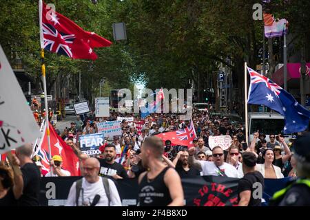 Melbourne, Australia. 20 Marzo 2021. I manifestanti scendono lungo Bourke Street come parte di una protesta mondiale per la libertà contro la vaccinazione COVID-19. Marzo 20, Melbourne, Australia. Credit: Jay Kogler/Alamy Live News Foto Stock