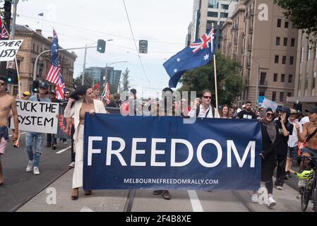 Melbourne, Australia. 20 Marzo 2021. I manifestanti si dirigono verso il Parlamento nell'ambito di una protesta mondiale per la libertà contro la vaccinazione COVID-19. Marzo 20, Melbourne, Australia. Credit: Jay Kogler/Alamy Live News Foto Stock