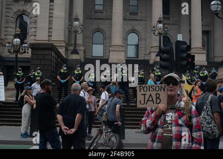 Melbourne, Australia. 20 Marzo 2021. I manifestanti si riuniscono al di fuori della Camera del Parlamento come parte di una protesta mondiale per la libertà contro la vaccinazione COVID-19. Marzo 20, Melbourne, Australia. Credit: Jay Kogler/Alamy Live News Foto Stock