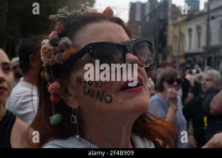 Melbourne, Australia. 20 Marzo 2021. JustSayNo, un manifestante ascolta un 'discorso di vittoria' dato dagli organizzatori del Freedom Rally fuori dalla Parlamento 20 marzo, Melbourne, Australia. Credit: Jay Kogler/Alamy Live News Foto Stock