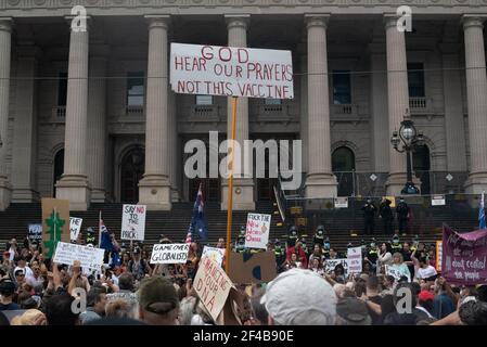 Melbourne, Australia. 20 Marzo 2021. I manifestanti si riuniscono al di fuori della Camera del Parlamento come parte di una protesta mondiale per la libertà contro la vaccinazione COVID-19. Marzo 20, Melbourne, Australia. Credit: Jay Kogler/Alamy Live News Foto Stock