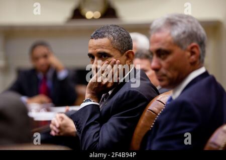 Il presidente Barack Obama, con il capo di stato maggiore Rahm Emanuel, a destra, ascolta durante un briefing economico nella Sala Roosevelt della Casa Bianca, 30 agosto 2010. Foto Stock