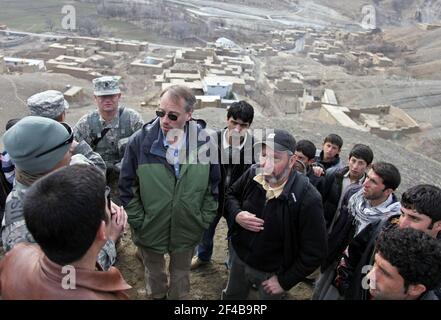 Jim Dehart, sinistra, un consulente da parte degli Stati Uniti Dipartimento di Stato, Jim Hoffman, a destra, un consulente agricolo da parte degli Stati Uniti Dipartimento di Agricoltura, e membri del Panjshir Provincial Reconstruction Team incontrare gente afgana sulla sommità di una collina nel distretto di Anaba del Panjshir Provincia, Afghanistan a gennaio 02, 2010. PRT elementi topografici furono una posizione possibile per un serbatoio di acqua. Uno dei problemi all'interno del Panjshir provincia è la mancanza di acqua potabile. Foto Stock