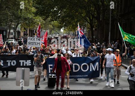 Melbourne, Australia 20 marzo 2021, i marchers scendono in piazza al Freedom Rally, che faceva parte di una dimostrazione del previsto 'World Wide Rally for Freedom', organizzato per invocare la libertà di scelta, di parola e di movimento. Credit: Michael Currie/Alamy Live News Foto Stock