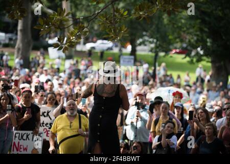 Melbourne, Australia 20 marzo 2021, un oratore e la folla in un raduno di libertà in Flagstaff Gardens. Una dimostrazione come parte di un previsto 'World Wide Rally for Freedom' che è stato organizzato per invocare la libertà di scelta, di parola e di movimento. Credit: Michael Currie/Alamy Live News Foto Stock